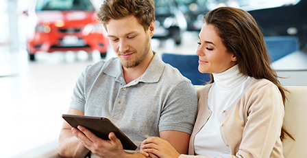 couple-in-car-dealers