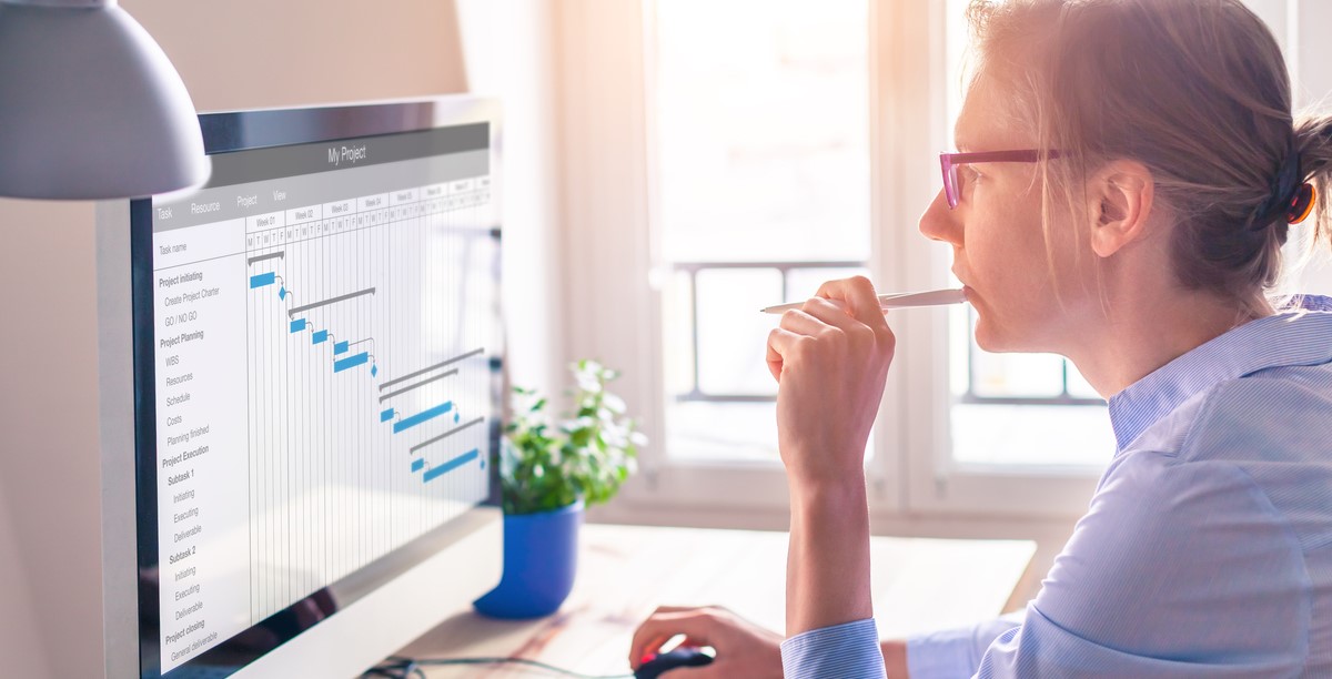 Project manager using Gantt chart